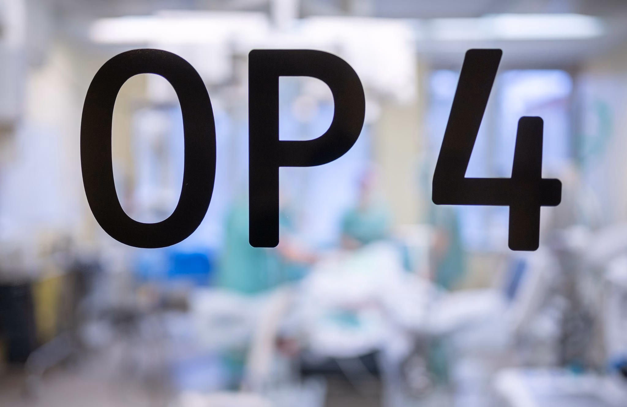 Ärzte operieren in einem op saal im krankenhaus