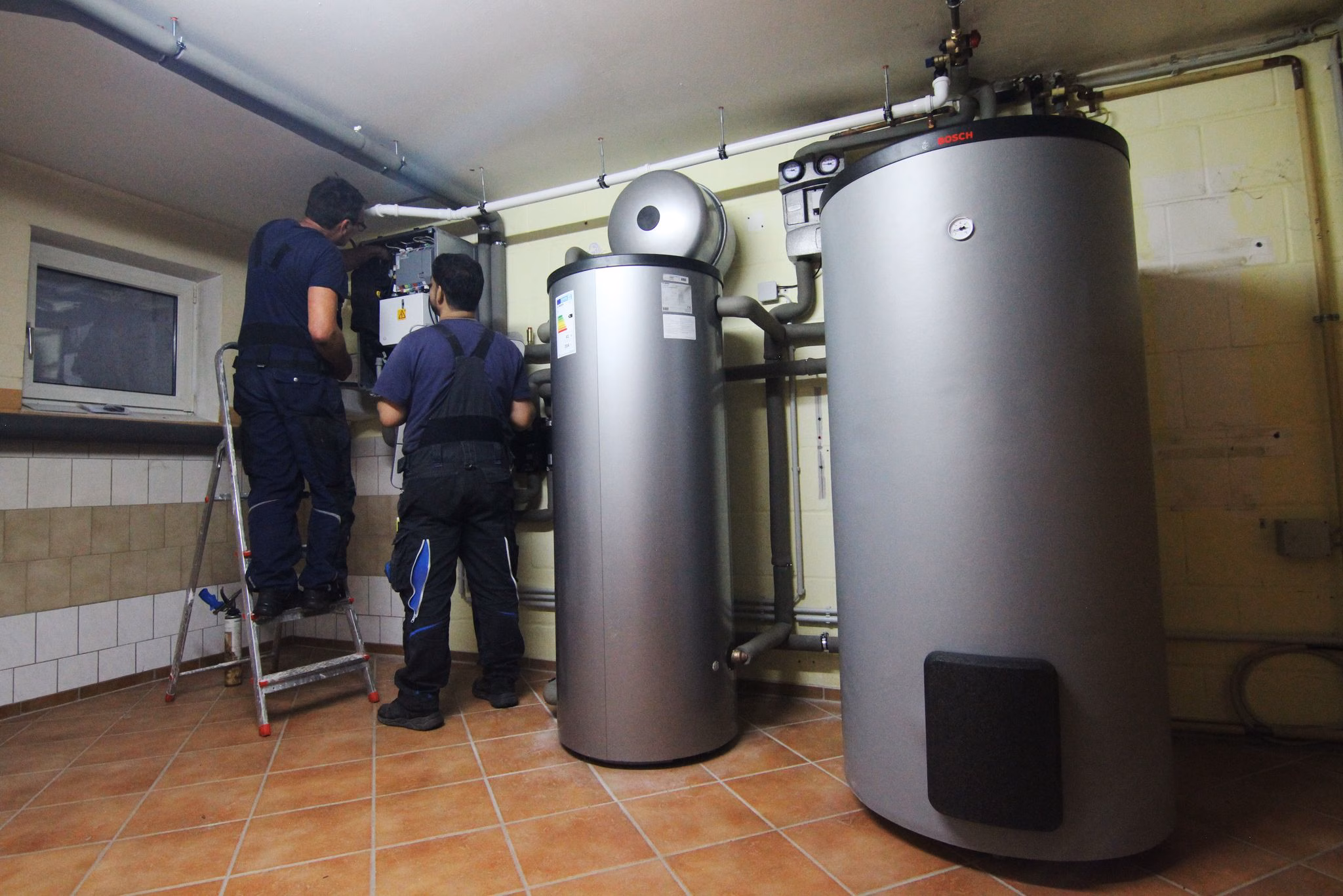 Handwerker installieren eine wärmepumpe in einem haus