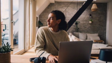 Ein junger mann arbeitet am laptop