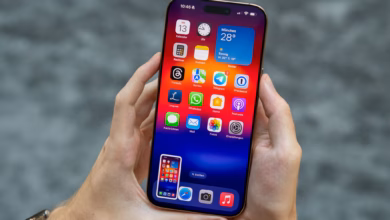 Ein mann macht einen screenshot auf einem smartphone