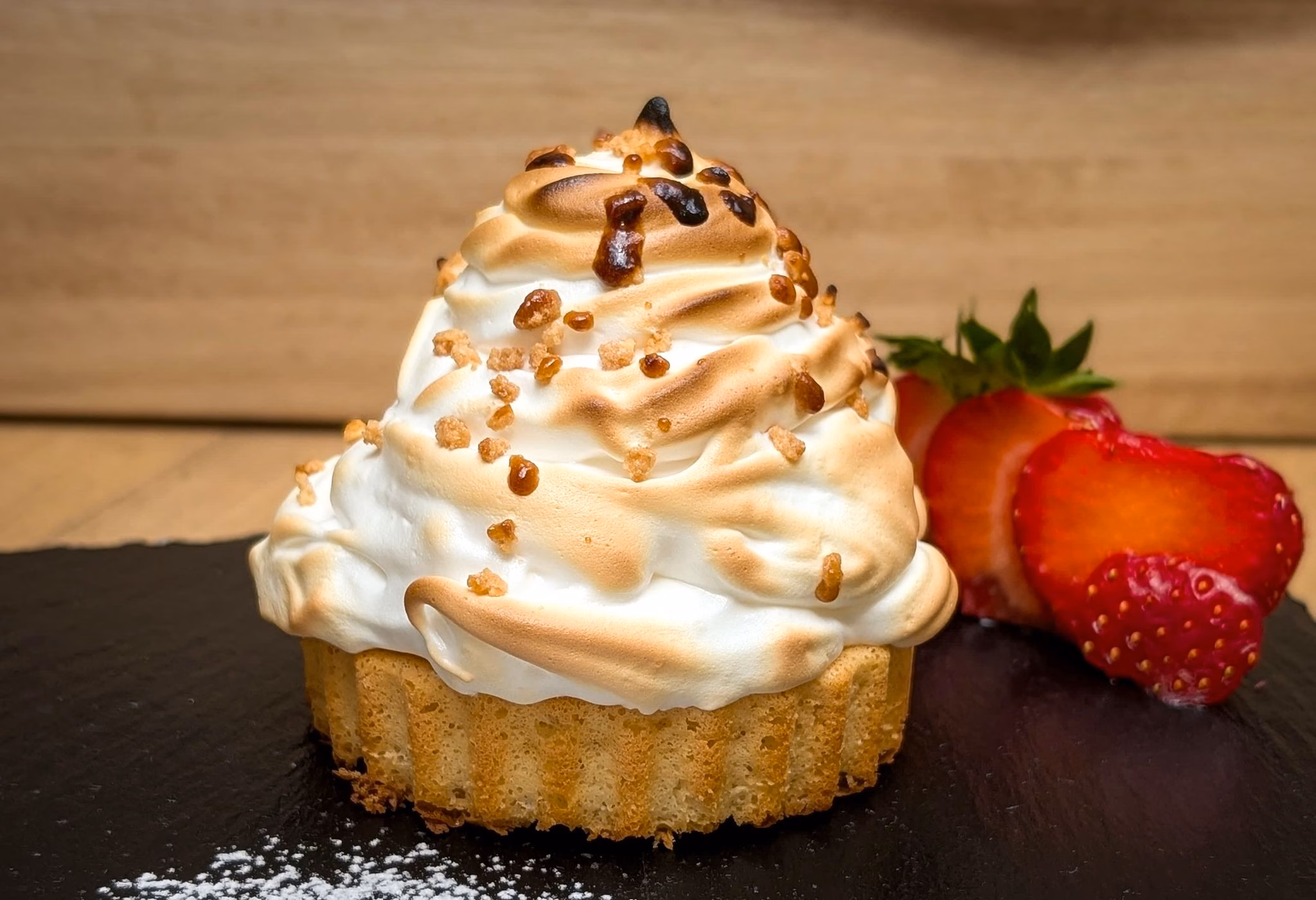 Fertiges gegrilltes eis mit goldbraunem baiser
