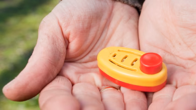 Eine frau hält einen clicker in den händen