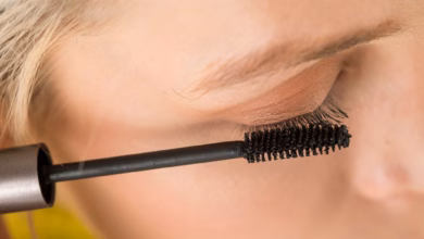 Eine frau trägt mascara auf