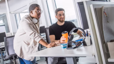 Zwei kollegen arbeiten gemeinsam in einem büro