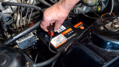 Ein mann überprüft eine autobatterie