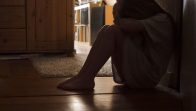 Ein mädchen sitzt traurig auf dem boden