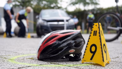 Polizei sichert bei einer vorführung spuren eines unfalls