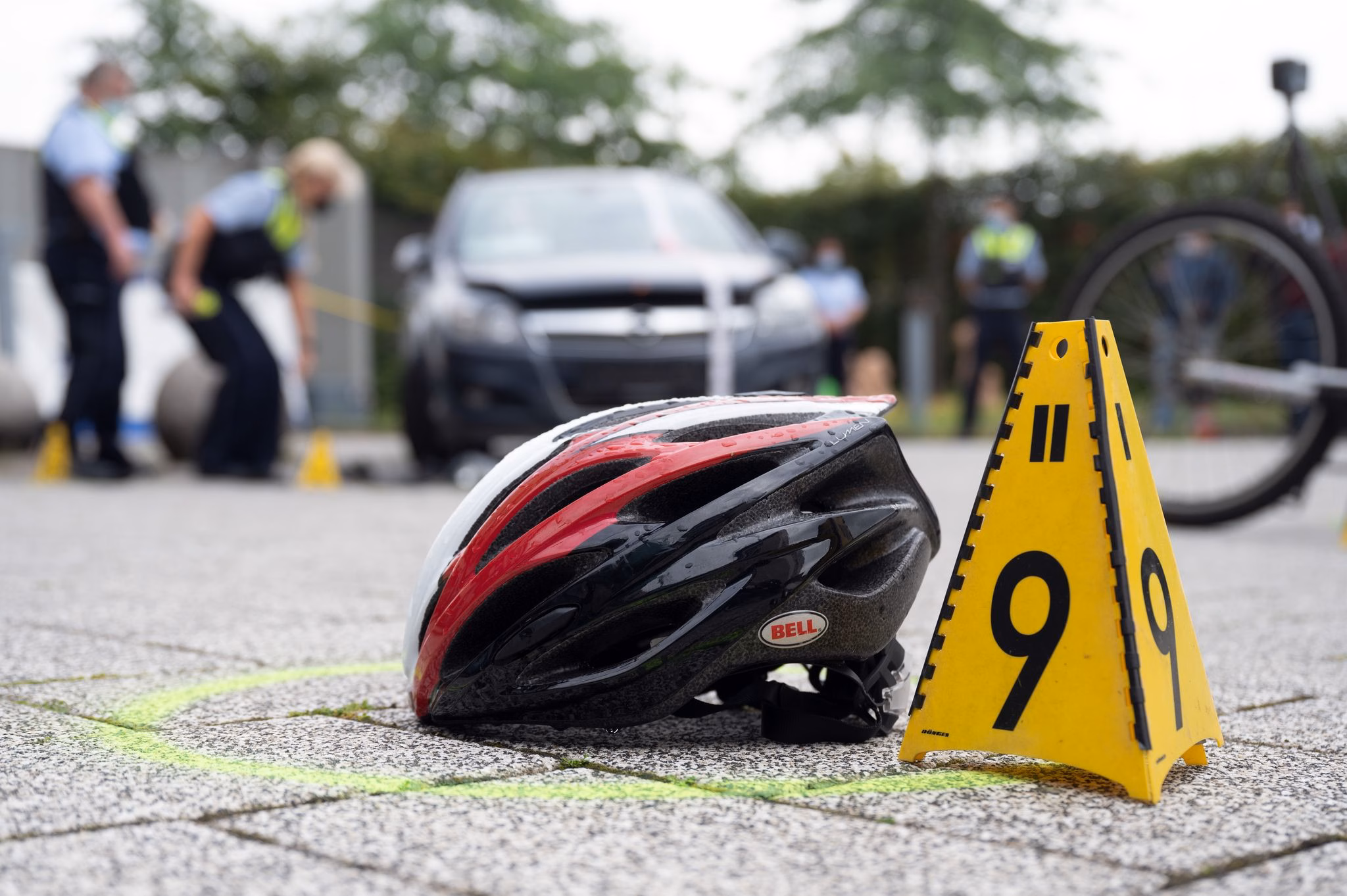 Polizei sichert bei einer vorführung spuren eines unfalls