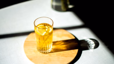 Ein glas eistee steht auf einem tisch