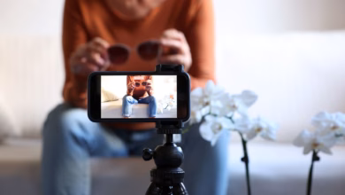 Influencerin folmt sich mit sonnenbrille in den händen