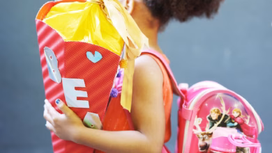 Ein kind hält bei der einschulung eine schultüte im arm