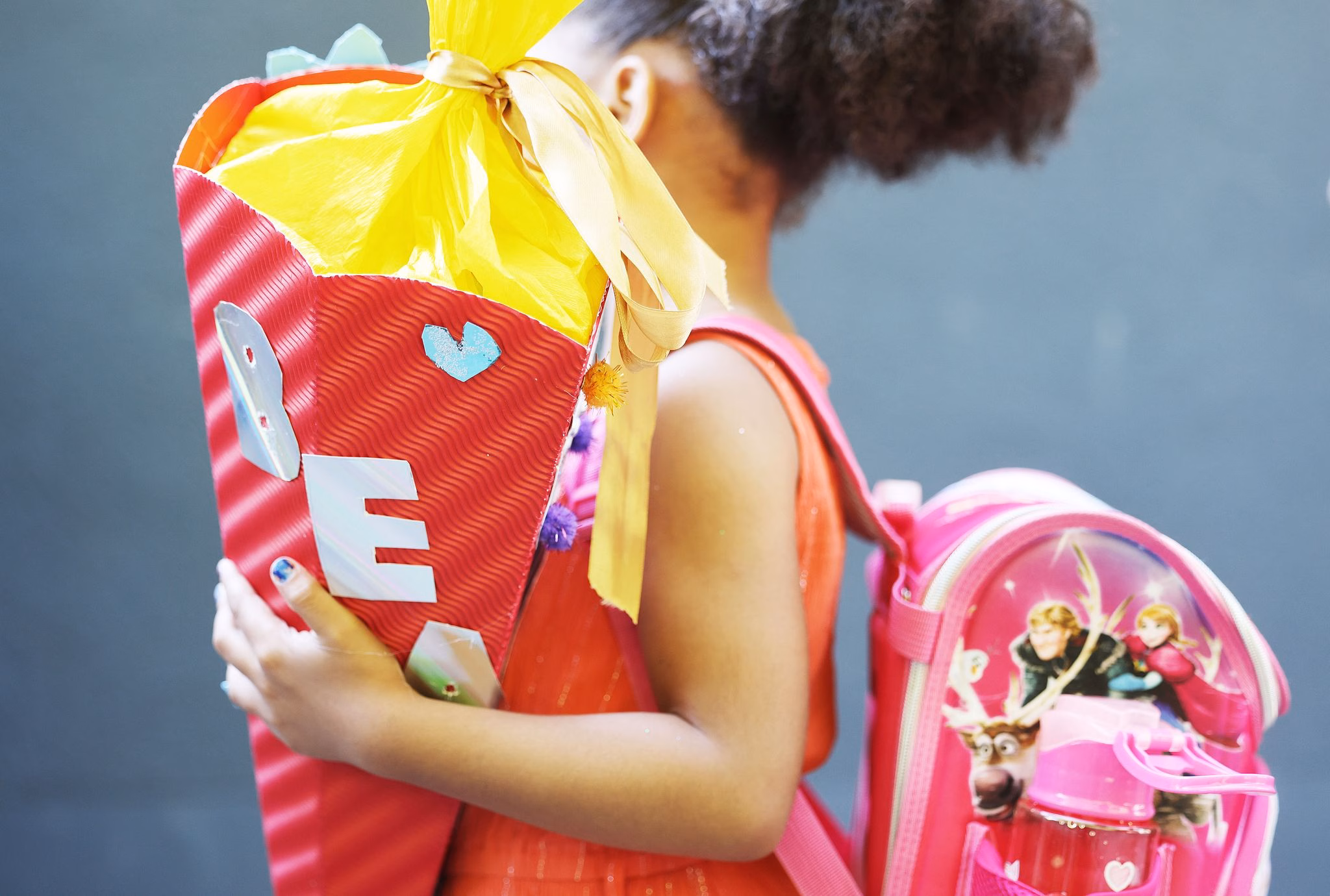 Ein kind hält bei der einschulung eine schultüte im arm
