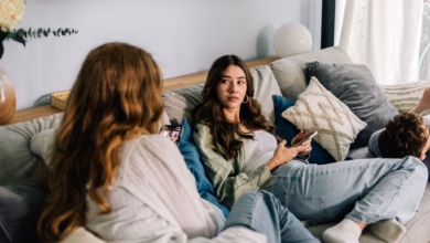 Junge menschen sitzen auf einem sofa
