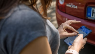 Eine frau nutzt google maps