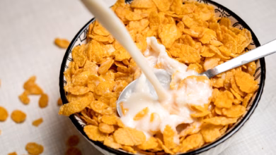 Milch wird in eine schale cornflakes gegossen