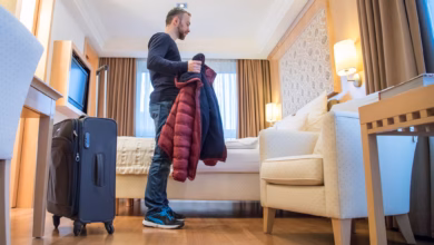 Tourist in einem hotelzimmer