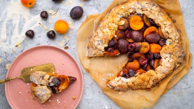 Galette mit pflaumen, aprikosen und kirschen