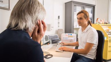 Patient klagt über tinnitus beim hno arzt