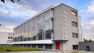 Bauhausgebäude mit weltbekanntem schriftzug
