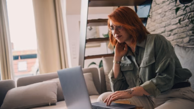 Eine frau nutzt einen laptop