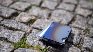 Ein halter für zahlungskarten liegt auf dem gehweg