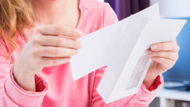 Eine frau liest einen brief