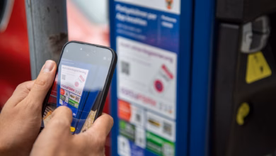Ein mann scannt den qr code einer park app mit einem smartphone