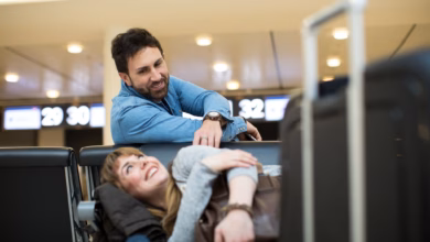 Ein mann weckt eine frau im wartebereich eines flughafen