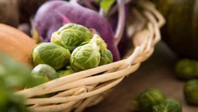 Rosenkohl und violetter kohlrabi liegen in einem korb