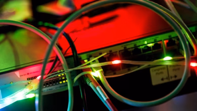 Kabel und lampen blinken an einem pc