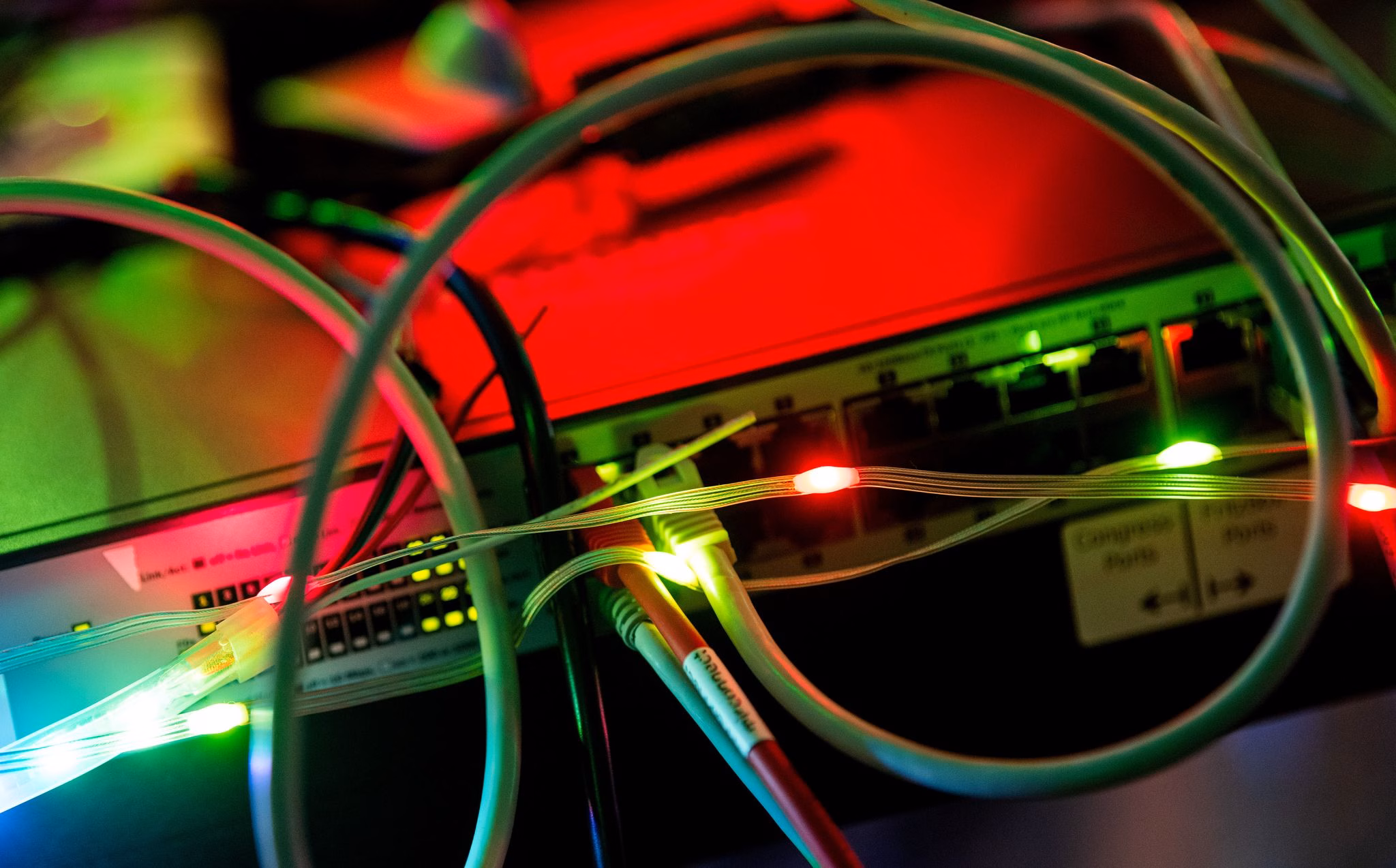 Kabel und lampen blinken an einem pc