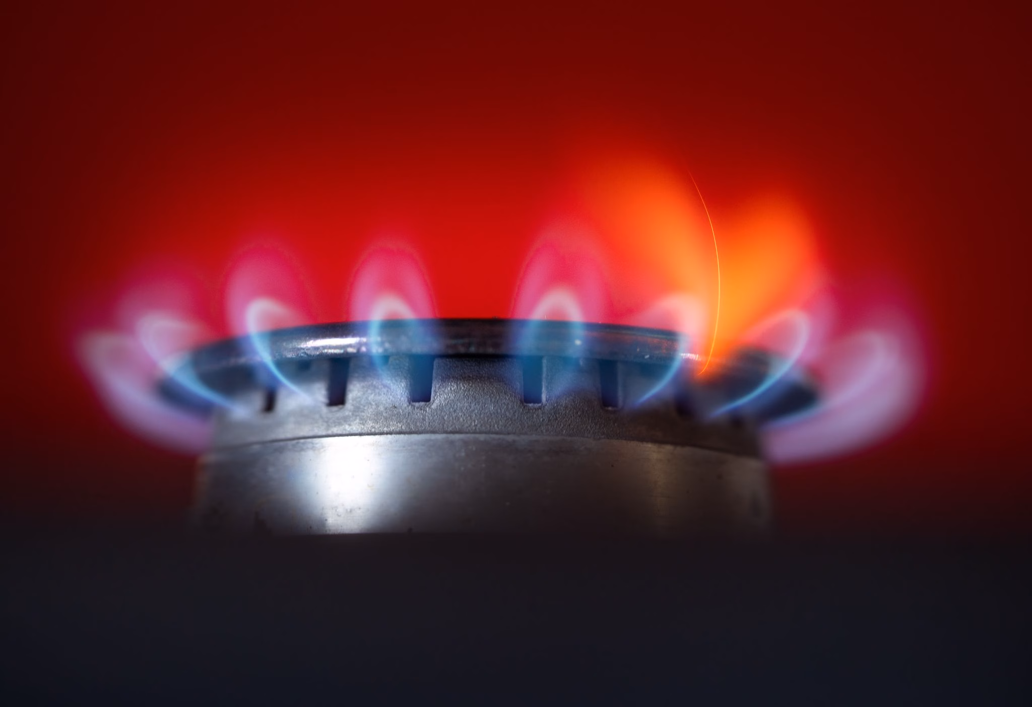 Flamme eines gasherdes brennt in einer küche
