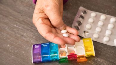 Seniorin nimmt tabletten aus einer pillendose