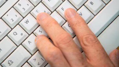 Mann tippt auf einer tastatur