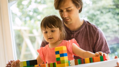 Vater spielt mit seiner tochter
