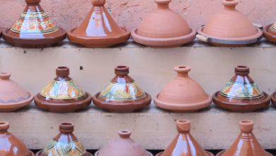 Tajinen auf einem markt in marrakesch