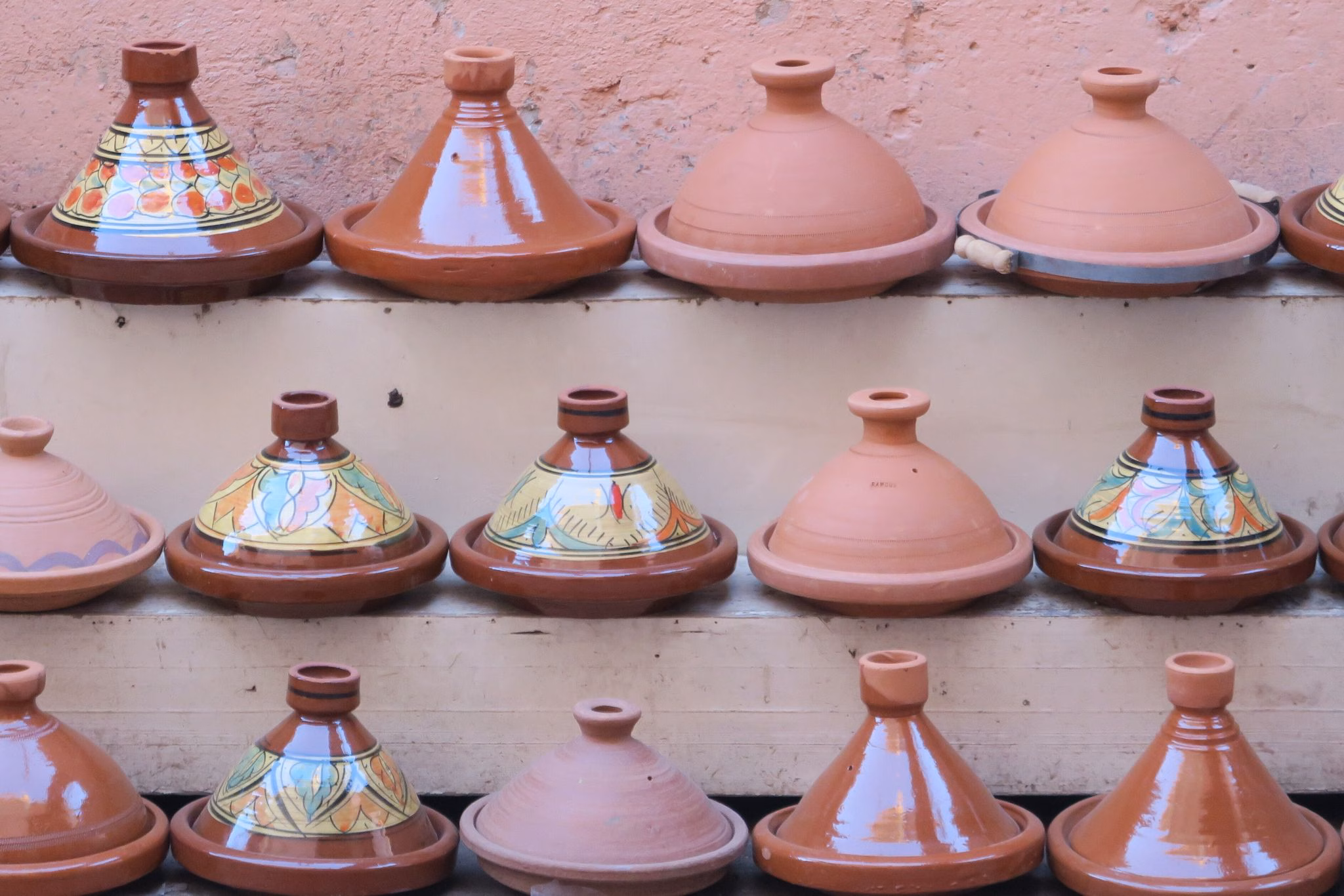 Tajinen auf einem markt in marrakesch
