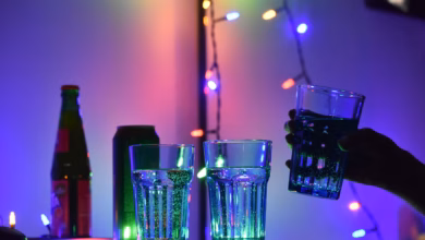 Drinks stehen auf einem tisch