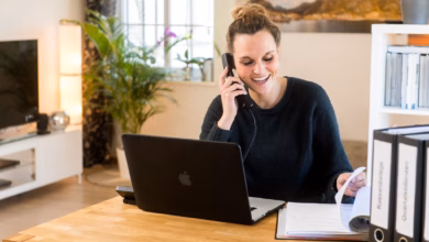 Eine frau telefoniert im homeoffice