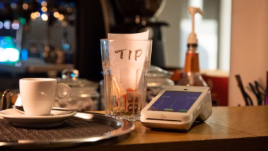 Tresen mit trinkgeldbecher und kartenlesegerät an einer kaffeebar