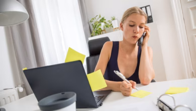Eine frau telefoniert im büro
