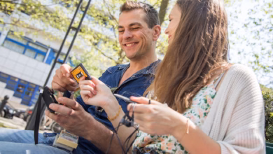 Ein paar benutzt gemeinsam einen walkman