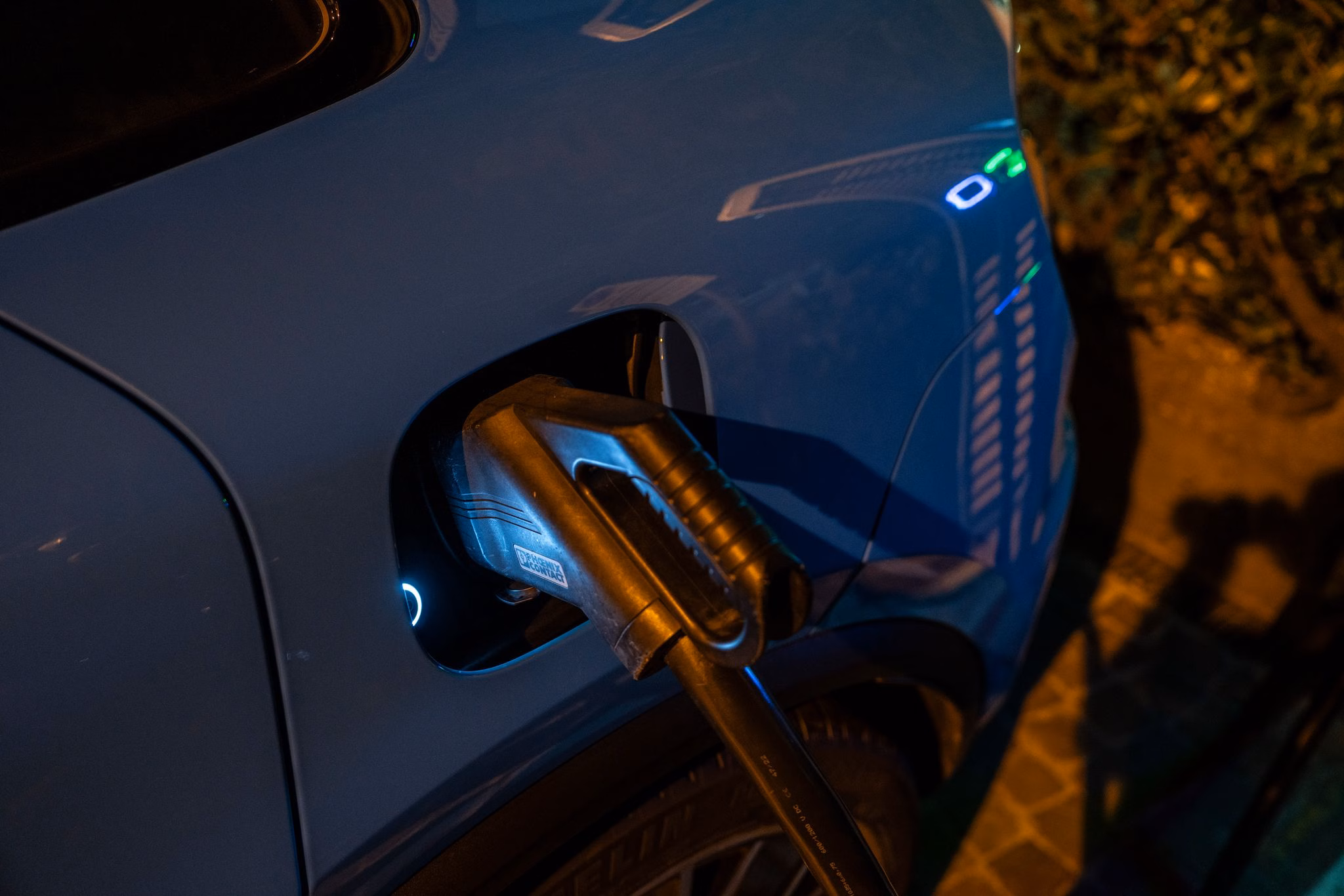 Porsche macan e modell wird geladen