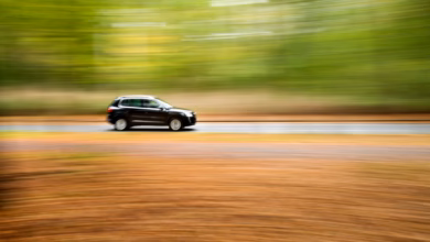 Kompakt suv fährt auf einer herbstlichen straße
