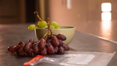 Weintrauben sind in einer küche zu sehen