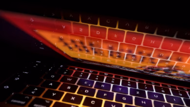 Tastatur eines laptops spiegelt sich auf dem display