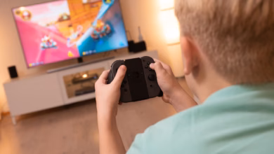 Ein junge spielt auf einer spielekonsole