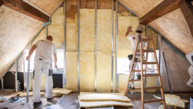 Zwei handwerker dämmen ein dachgeschoss