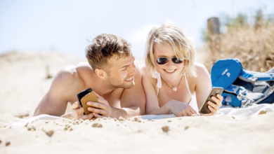 Ein paar liegt am strand