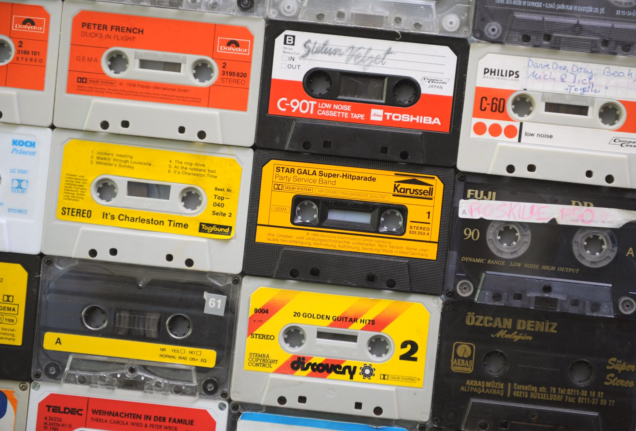 Musikkassetten liegen im büro eines musik labels